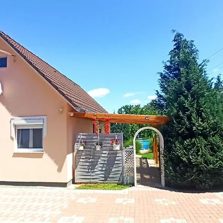 게스트하우스 Klimatizalt, Medences, Jakuzzis Nyaralo A Balatonnal! Kőröshegy