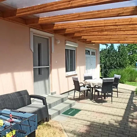 게스트하우스 Klimatizalt, Medences, Jakuzzis Nyaralo A Balatonnal! Kőröshegy
