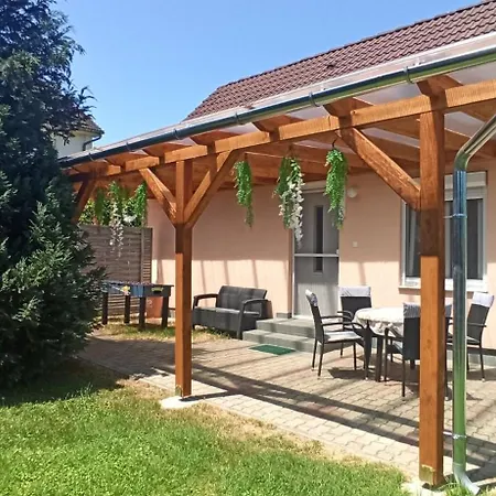 게스트하우스 Klimatizalt, Medences, Jakuzzis Nyaralo A Balatonnal! Kőröshegy
