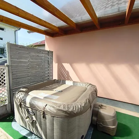 게스트하우스 Klimatizalt, Medences, Jakuzzis Nyaralo A Balatonnal!